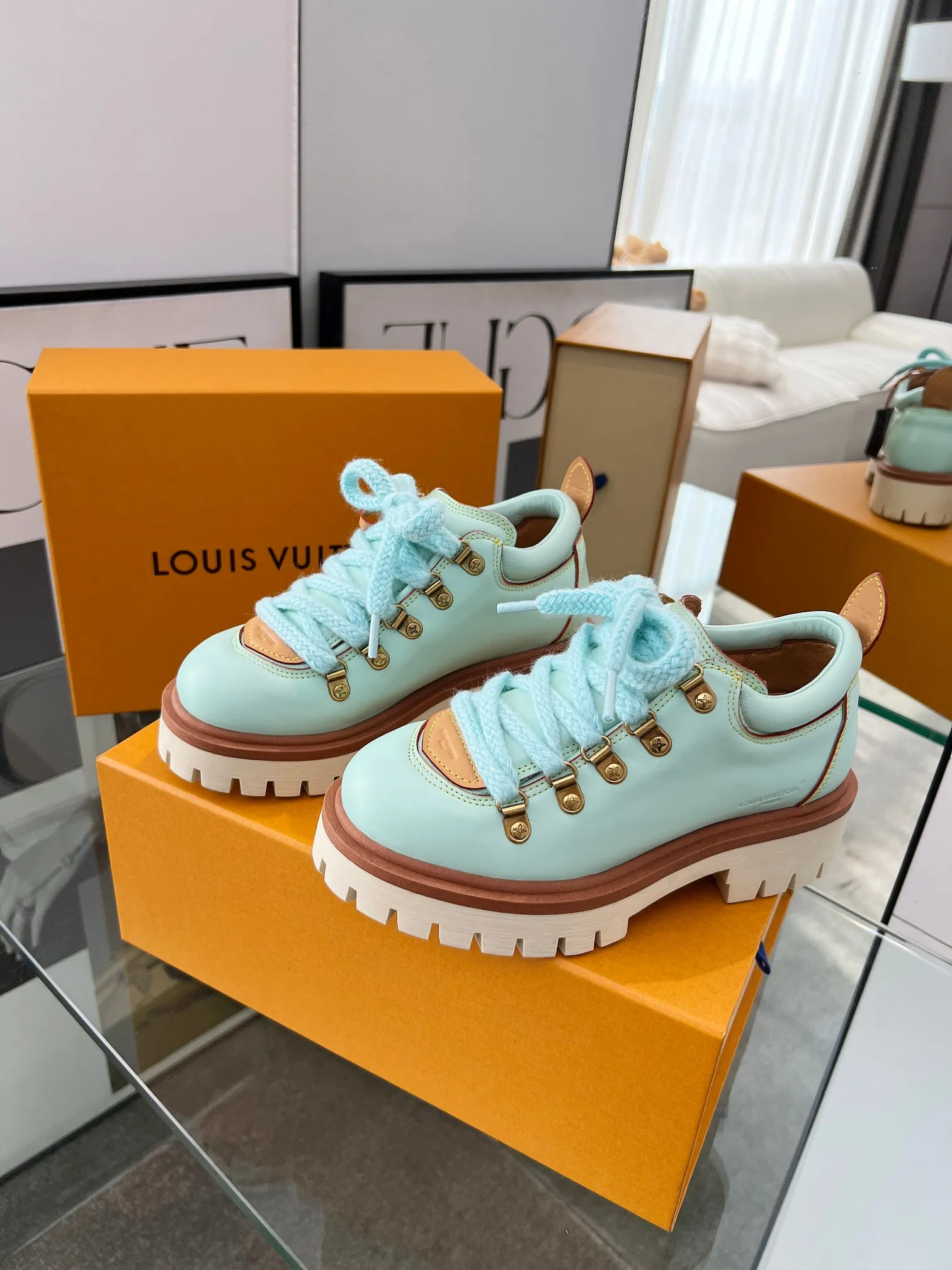 👟👟Ex-factory price 640👟👟 LV's new couple's thick-soled hiking shoes, your original custom-made large-soled shoe brand, giving the foot flexibility and freedom, a good pair of shoes to wear all summer. Fabric: First-layer imported calfskin, cowhide lining Size: 35-46 Welcome to send pictures to place orders